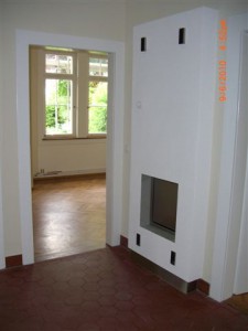 Ofen Rückseite u. Blick in Esszimmer