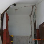 Das Treppenhaus im EG in unrenoviertem Zustand.