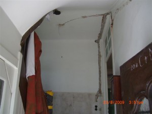 Das Treppenhaus im EG in unrenoviertem Zustand.