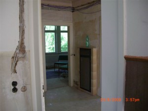 vorher Ofenrückseite u. Blick ins Esszimmer